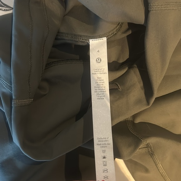 size 4 and a forest green colour - Picture 3 of 3